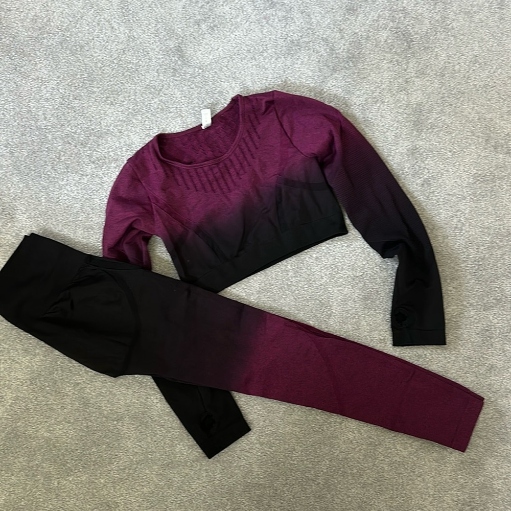 Workout set. Burgundy ombré design. Size medium.